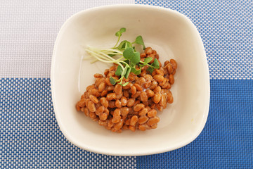 小皿に入れた納豆