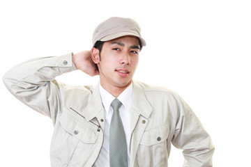 疲れた表情の作業員
