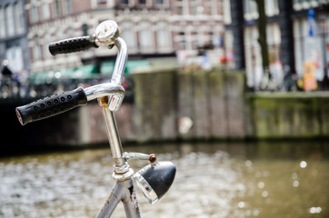Obraz premium Bike in Amsterdam with canal in the background