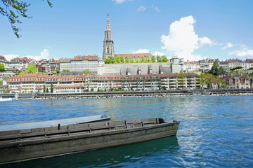 Obraz premium altstadt von bern an der aare, schweiz