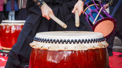 Musicians play drums