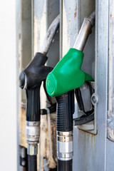 Pistole erogatrici di carburante di una pompa di benzina  in una stazione di servizio