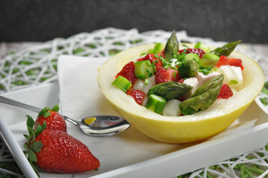 Spargelsalat mit Erdbeeren, Melonen und Schafk&auml;se als Vorspeise
