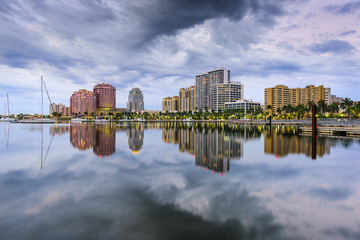 Fototapeta na wymiar West Palm Beach, Florida, USA intracoastal waterway skyline.