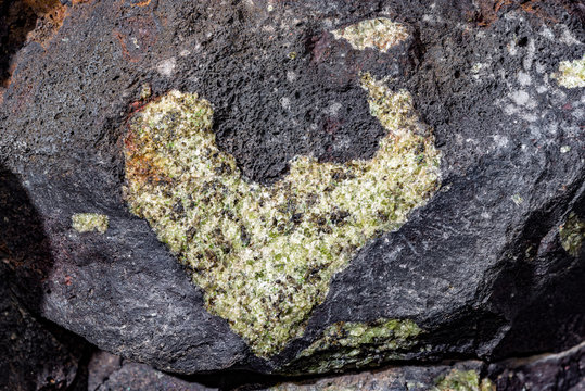 Olivin-Herz im Vulkankrater des Vulkan El Cuervo in der Caldera de Los Cuervos , auf den Kanaren auf Lanzarote