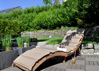 Garten mit Sonnenliege, Erholung und Entspannung, Terrasse mit Buch