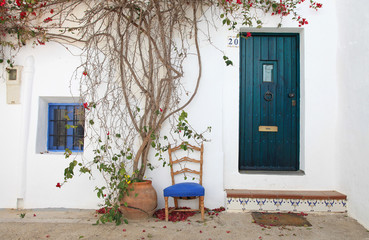 calle pueblo blanco buganvilla con silla azul andalucía nijar almería 3274-f16
