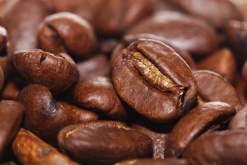 Naklejka premium Close up of freshly roasted coffee beans