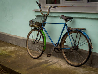 Fototapeta na wymiar старый велосипед в деревне