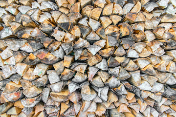 Brennholz wird zum Trocknen gelagert