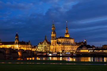 Fototapeta na wymiar Dresden am Abend, Skyline bei Nacht