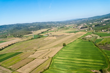 Fototapeta na wymiar The green expanse of the Valdichiana in Tuscany - Italy