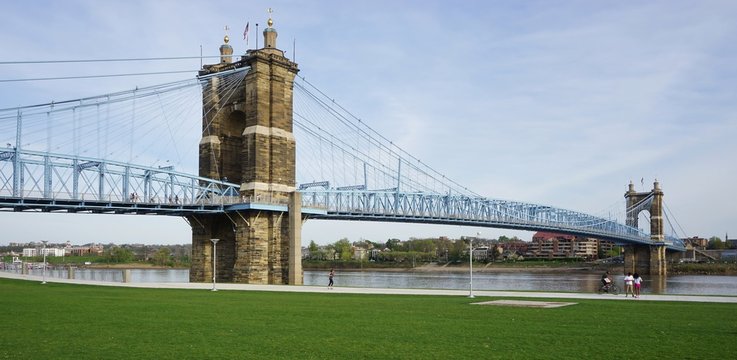 Fototapeta The Roebling suspension bridge between Ohio and Kentucky