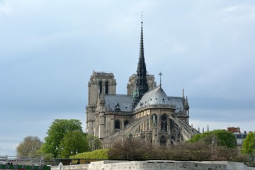 Fototapeta na wymiar L'arrière de la cathédrale Notre-Dame de Paris vue depuis la Seine