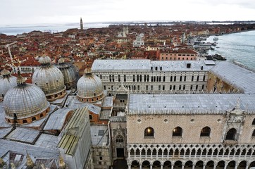 Fototapeta na wymiar Panoramic view of Venice from the Campanile on a cloudy day
