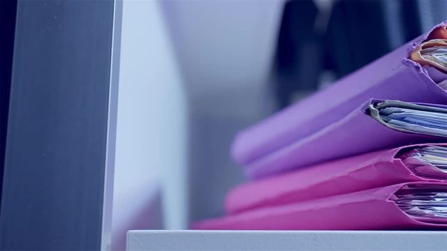 gros plan de dossiers pos&eacute;s sur un bureau