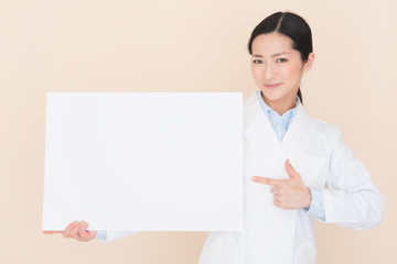 女性の医師