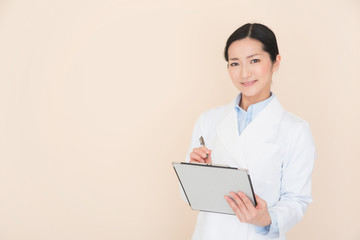 女性の医師