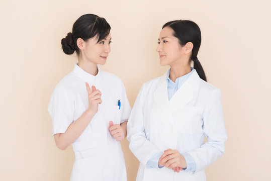 女性の医師と看護師