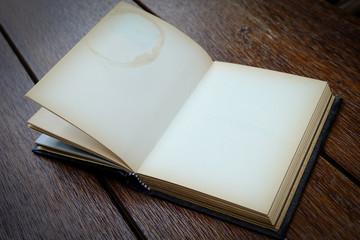 Fototapeta premium Open a blank white notebook