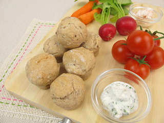 Kleine Partybrötchen mit Tomaten, Radieschen, Möhren und Dip