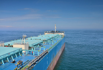 Fototapeta premium cargo en pleine mer