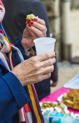 Fototapeta premium mains d'une femme mangeant amuse bouche