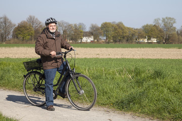 Obraz premium Senior mit Fahrrad und Fahrradhelm, Nordrhein-Westfalen, Deutschland