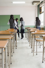 教室で話す女子生徒