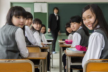 教師と振り向く女子生徒