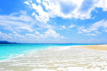 沖縄の青い海とさわやかな空