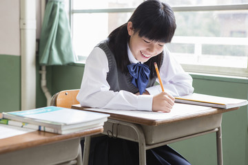 授業中の女子生徒