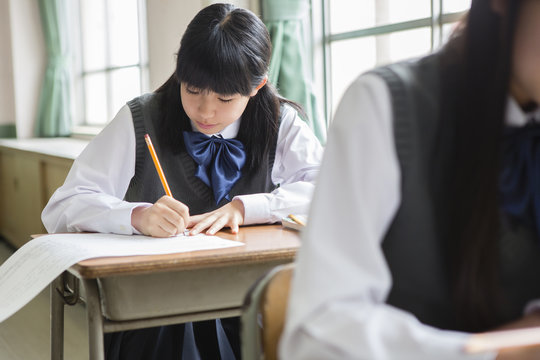 授業中の女子生徒