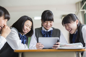 タブレット端末を使う女子生徒