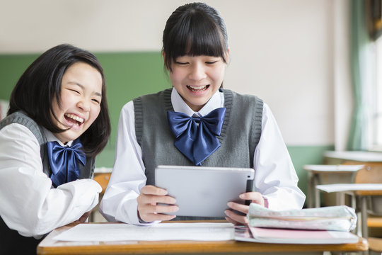 タブレット端末を使う女子生徒