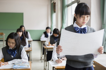 発表する女子生徒