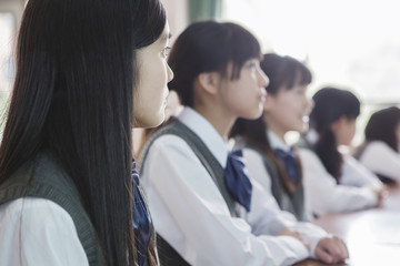 Fototapeta na wymiar 教室で座る女子生徒