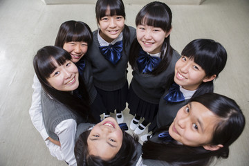 円陣を組む女子生徒