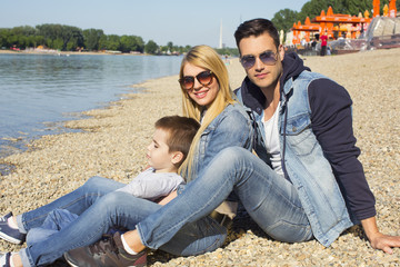Fototapeta premium Family enjoying their time at the beach