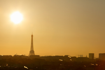 Naklejka na ściany i meble Paris, La Tour Eiffel au levé du soleil