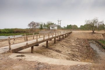 Obraz premium The bridge on the river, spring.