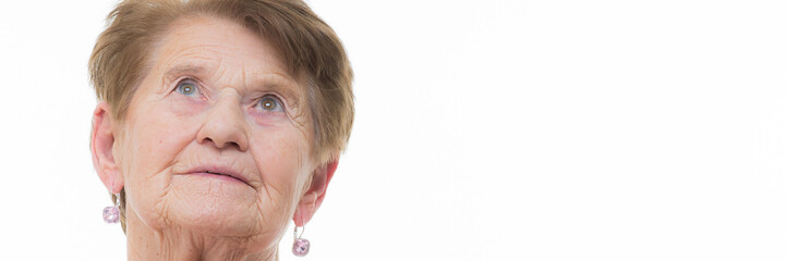 seniorin schaut nach oben