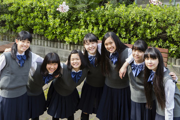 肩を組む女子生徒