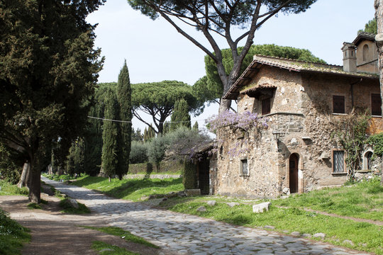 Casale medievale su Via Appia Antica.