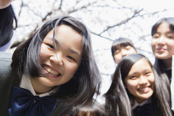 覗き込む女子生徒