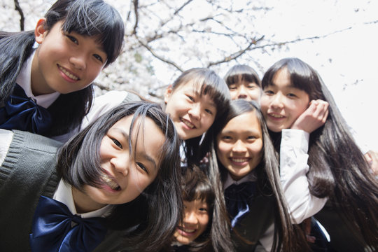 覗き込む女子生徒