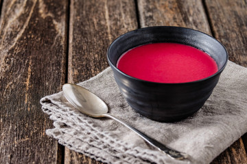 Rote-Bete-Suppe auf einem Holztisch