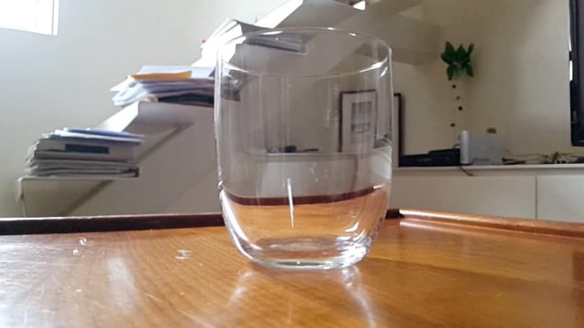 Riempire il bicchiere ( slow motion )