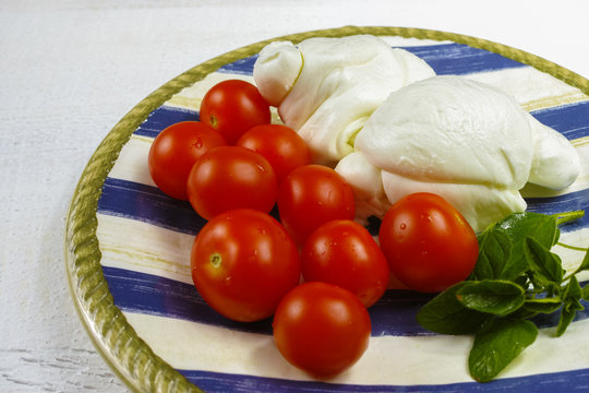Traditional italian mozzarella buffala with tomatoes and basil o