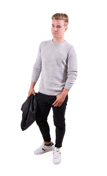 Jugendlicher Mann mit Turnschuhen und schwarzer Jeans